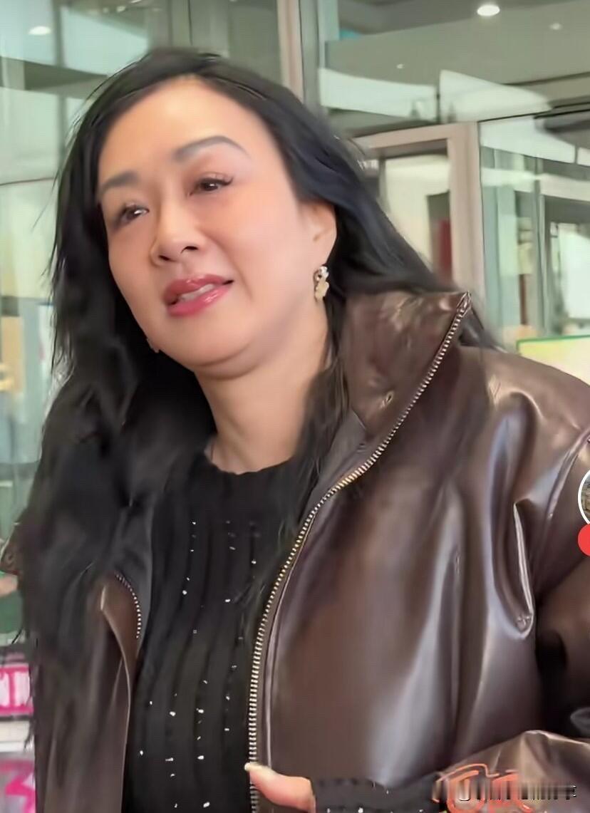 自然美才是真正的美，你看钟丽缇虽然快60岁了，但她这样的皮肤状态真是太好了，岁月