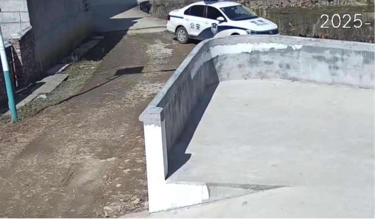 湘潭一辅警被举报“私开警车回家砸毁他人财物”, 当地公安局: 已辞退