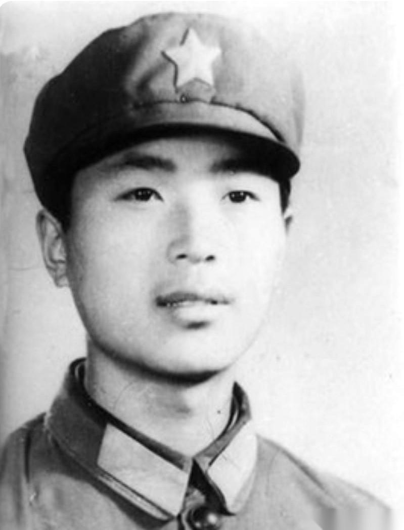 有个兵，叫顾克路，牺牲那年才17岁。战斗记录里说，他是在双腿被完全炸断后，才流