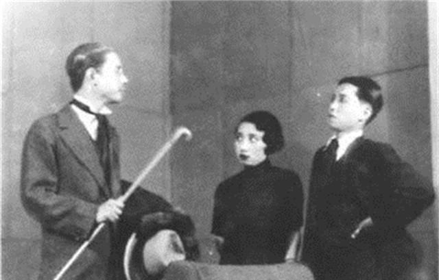 1948年底，前国民党高官郑烈一家准备乘坐专机飞往台湾。引擎的轰鸣声里，郑秀