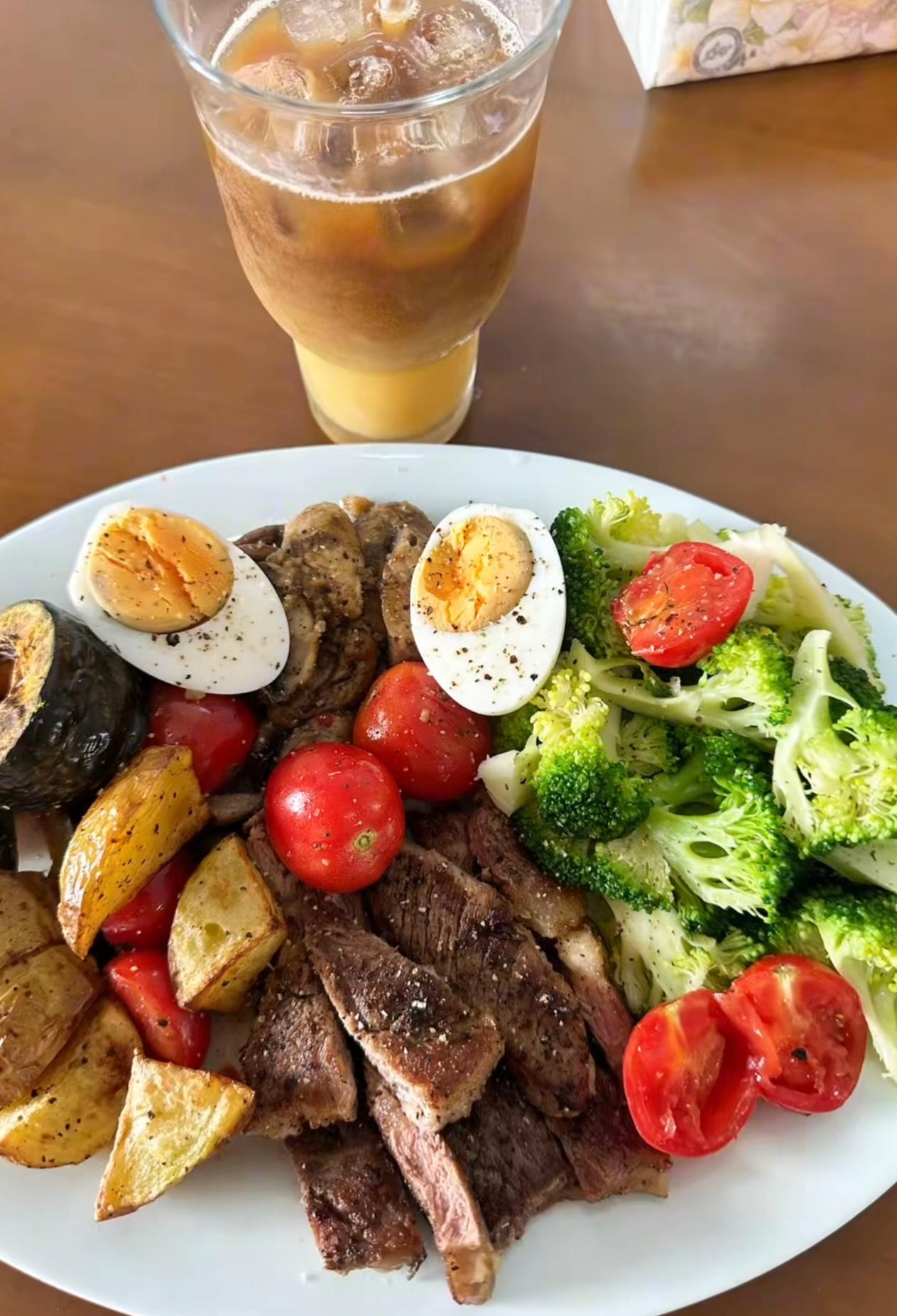 这是我的一顿减脂餐，搭配了煮鸡蛋、小番茄、原切煎牛排、西兰花、烤土豆、南瓜和口蘑