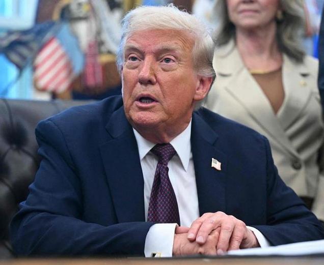 这世界真是不太平，特朗普刚在核试验上搅完浑水，转头就跟英国首相斯塔默凑一块儿搞事