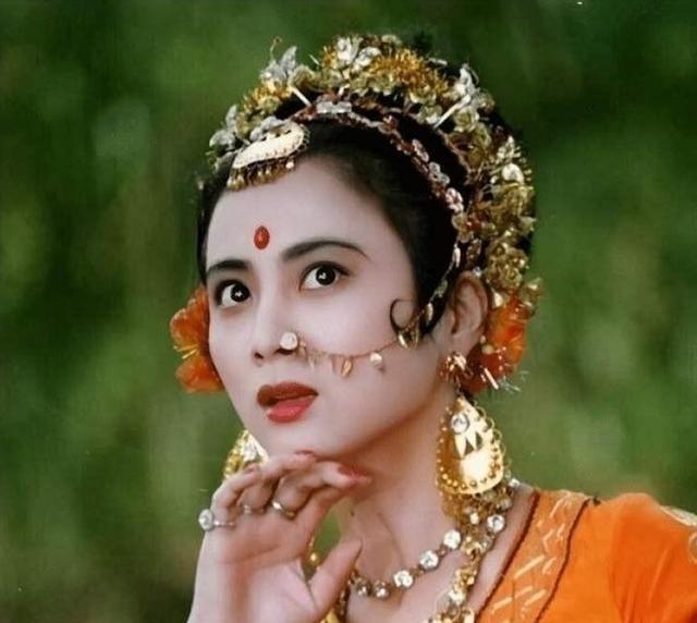 1999年，李玲玉嫁给犹太富豪杰瑞，新婚夜，李玲玉开玩笑地说“你就不怕我嫁给