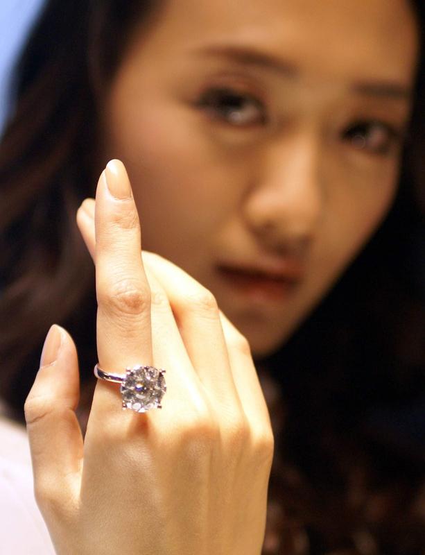 “真的亏哭了！”广东，一女子10年前结婚时，花14万买了一条钻石项链，最近手头紧