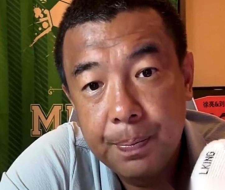 前国脚徐亮，最近给足球圈的人情世故，结结实实地甩了一巴掌。他即将接手中国足球小