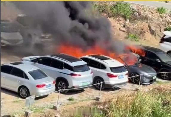 【福建宁德阿维塔06起火事件梳理】10月5日，福建宁德三沙镇东壁村一停车场内，一
