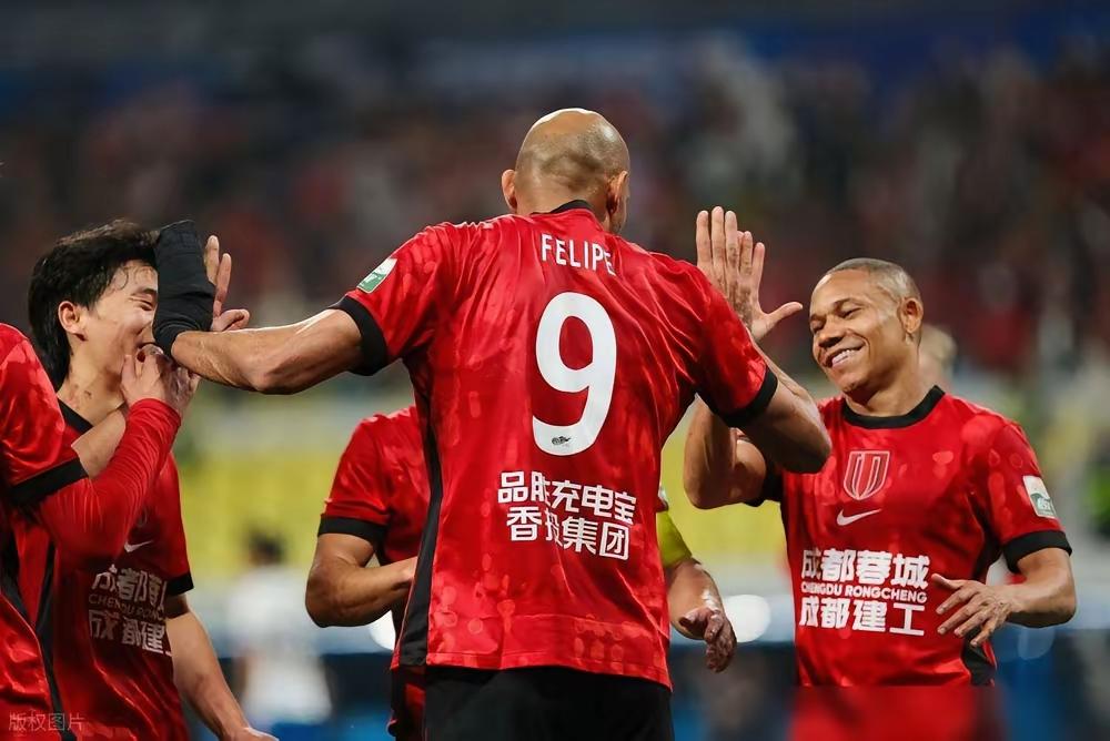 欧洲球迷不装了，南美球迷也挺身而出，他们直接发声：蓉城应该去踢亚冠精英赛，202