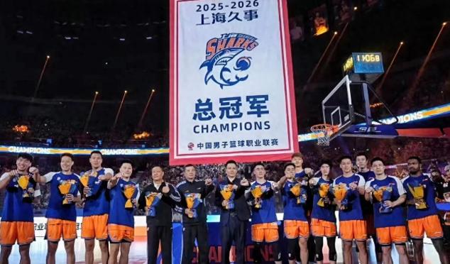 看完上海男篮102-68深圳，不得不承认5个事实，新赛季卫冕有戏北京时间10