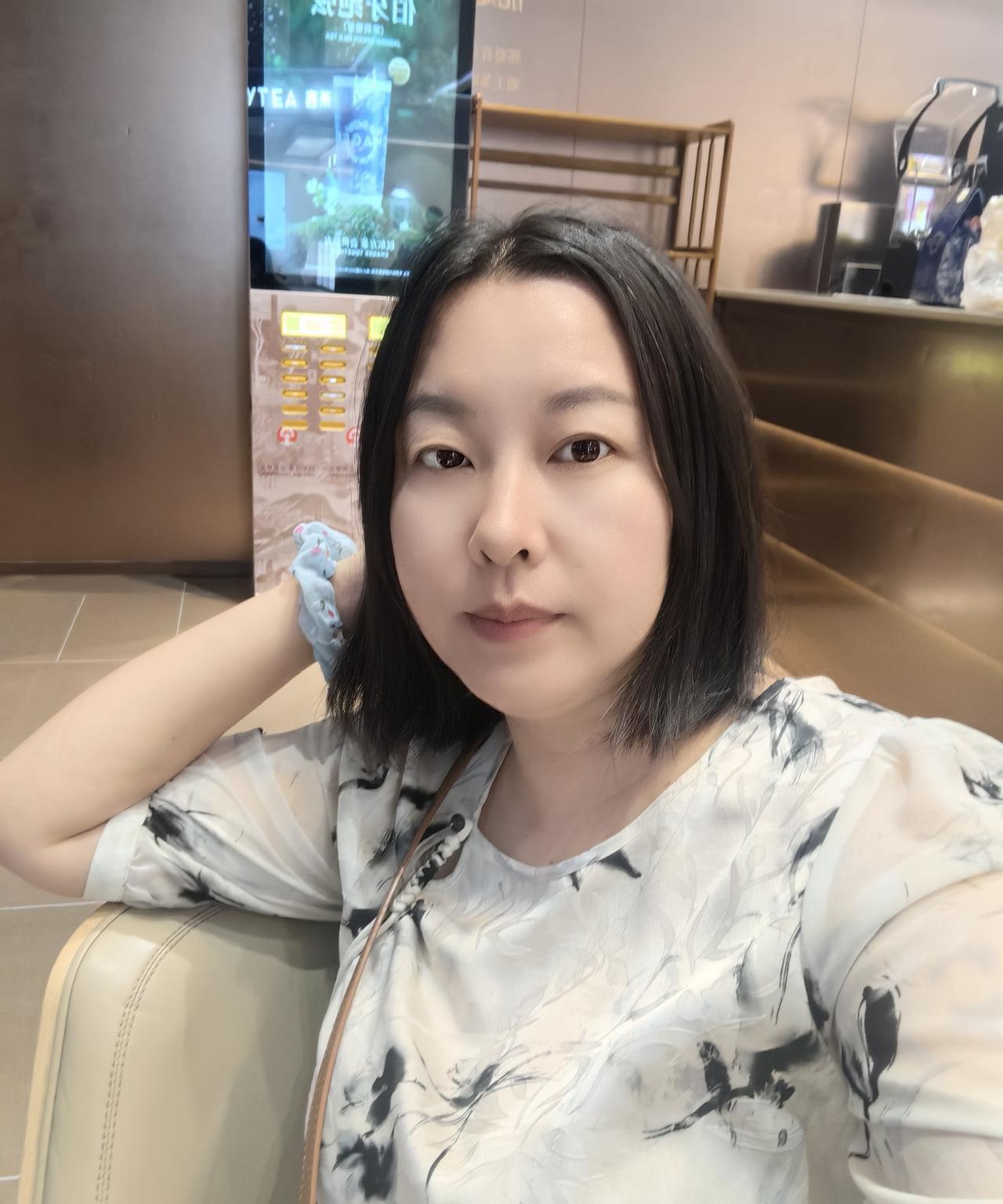 日子过的特码猪狗不如，今天是中秋节，我一点也开心不起来。到现在还闷闷不乐，他在