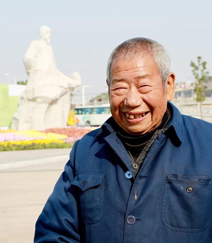 一位网友说，他给即将退休或者已经退休的老教师提个建议。如果你在退休后选择居住在城