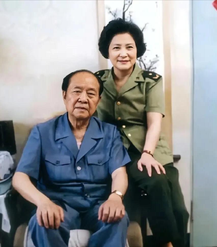 贺龙元帅的女儿贺捷生与丈夫李振军在家中合影。照片里的两个人笑意温和，周身的气场