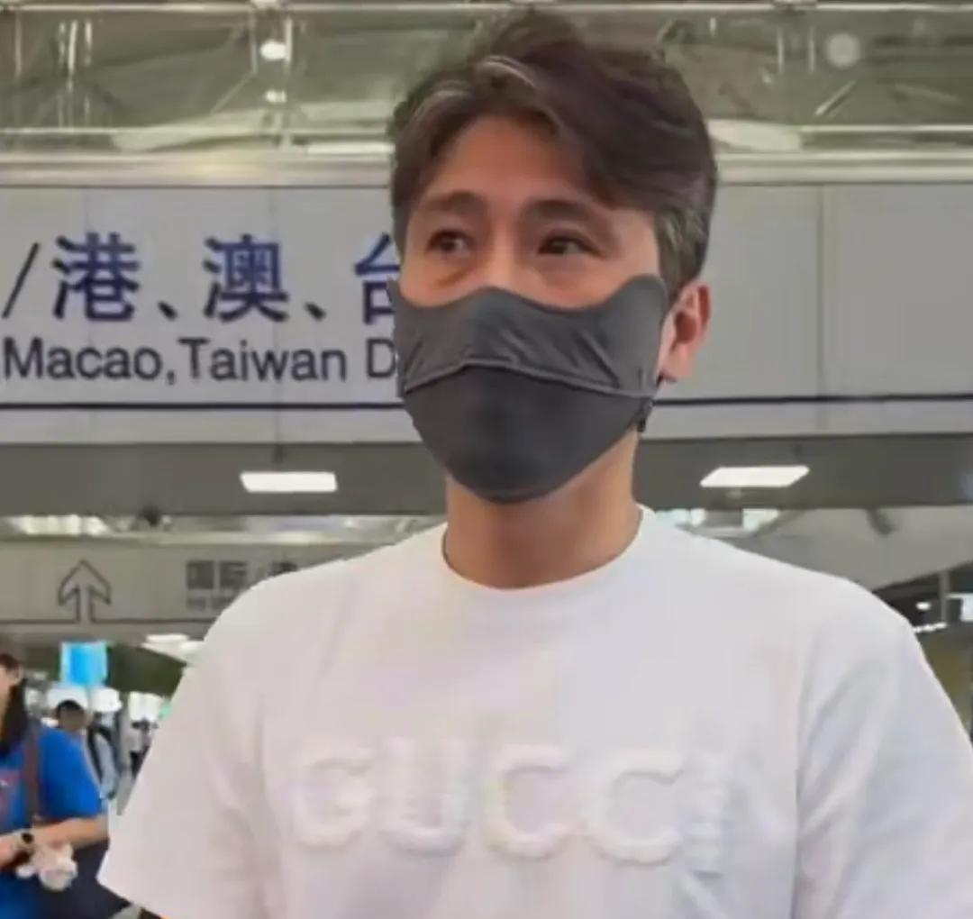 李乃文说，我和老朱是中戏93级的同班同学，上学那会儿她就是个爽朗的傻姑娘，我们俩