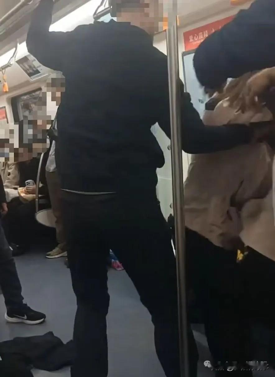 地铁让座起冲突就动手？别再和稀泥！建议直接出台“终身禁乘”硬规矩！😡