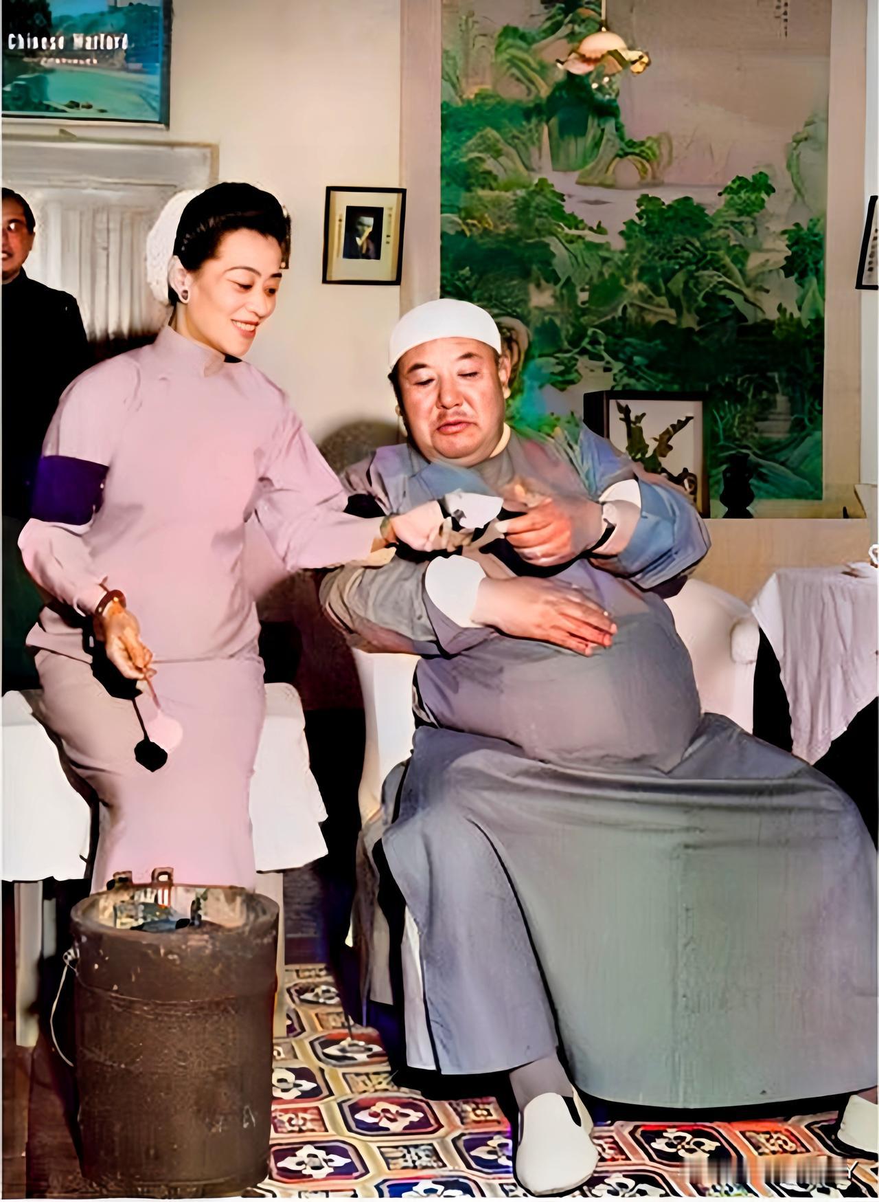 一九五六年，在美国洛杉矶豪华别墅内靠在椅子上享受美食的马鸿逵，时年六十四岁。这而