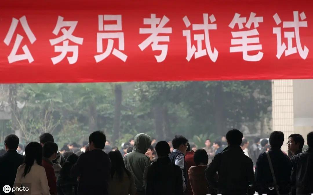 齐挺，33岁，硕士，副站长。他报考重庆市财政局的遴选，笔试第一，综合成绩也是第一