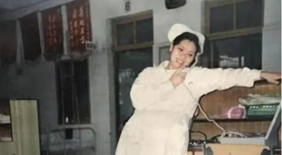 1999年，黑龙江19岁护士收养10岁男孩，将他视作亲弟，12年来始终没有结婚，