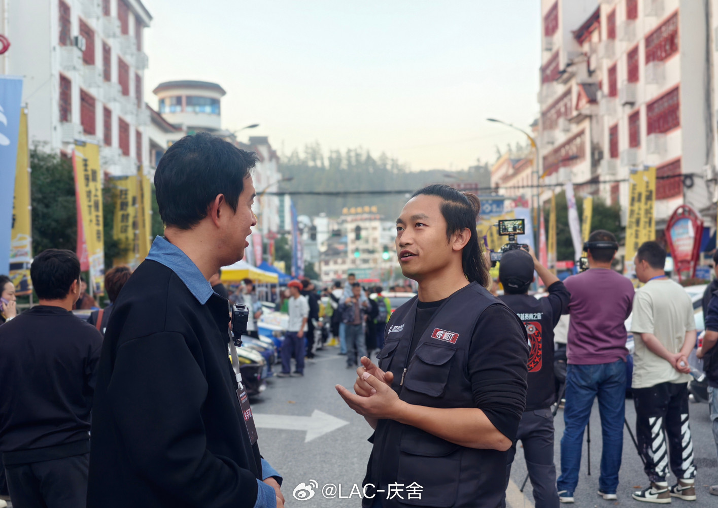 莫氏鸡煲被传遭文旅施压开门营业热门店火了，文旅出面协调很正常，既要顾及游客，也