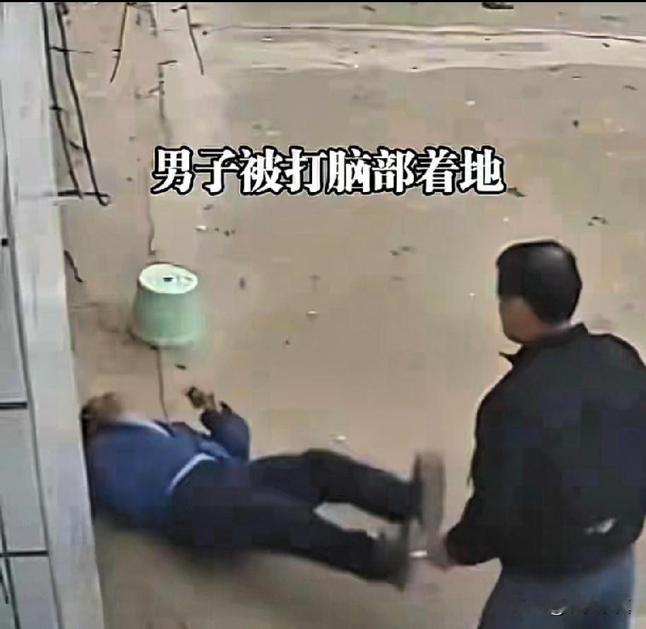 江西真给力，让大家知道了什么是打架互殴，近日江西农村的两户人，因一些小事产生了