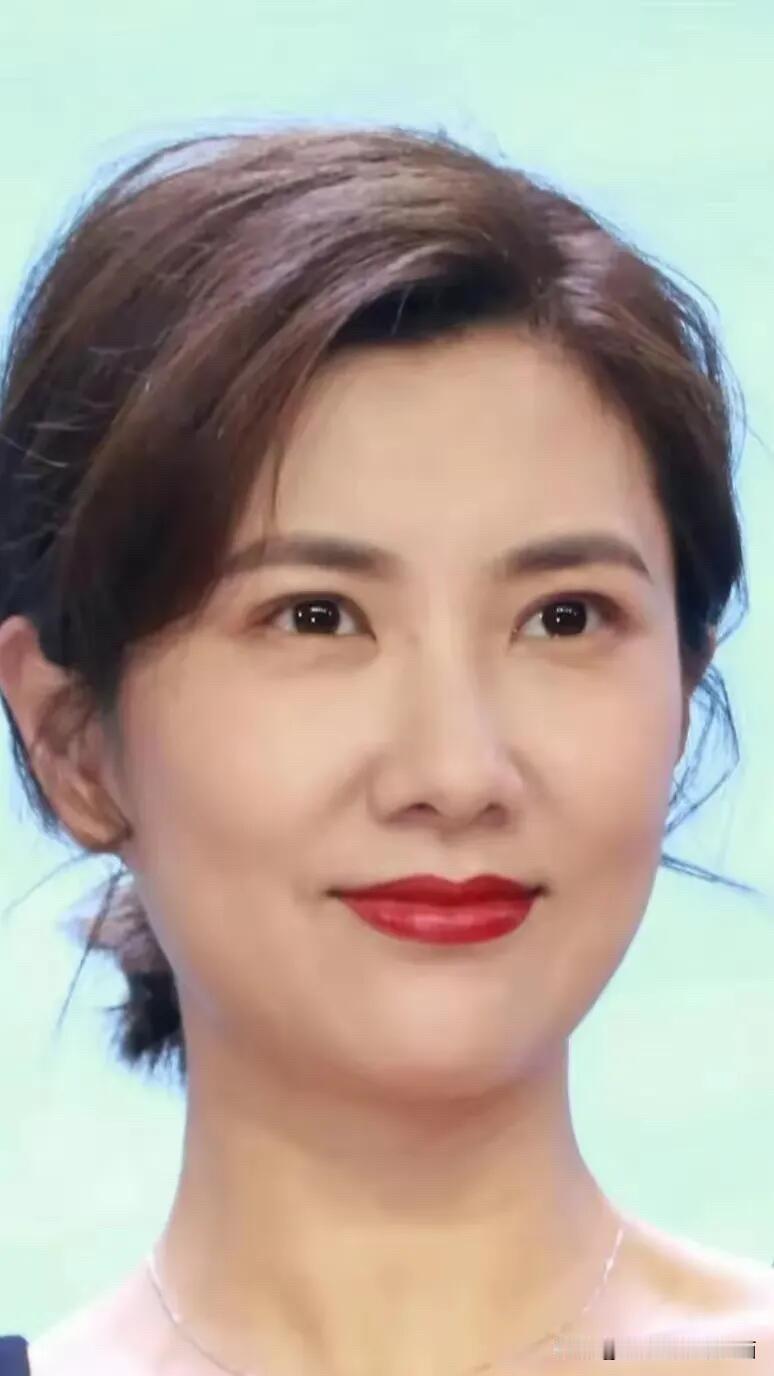 她真的是美啊，颜值身材的天花板，年轻的时候也算是倾国倾城了，现在老了气质依旧那么