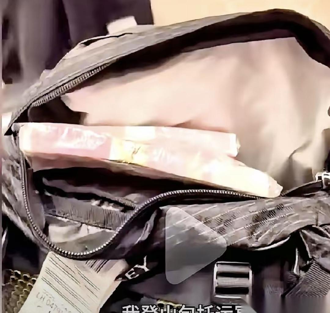 听说有人出国时往包里塞冥币，想着防海关的人要小费。结果到埃及过安检，丢了一沓。大