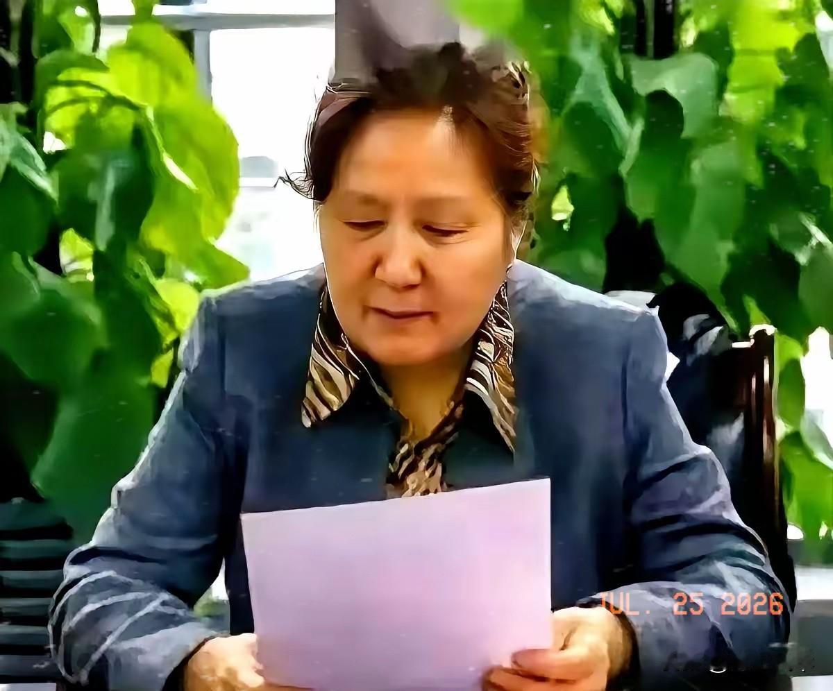 贾浅浅的硕士导师被扒出来了。但你绝对想不到，这位叫屈雅君的教授，不仅在高校里硬核