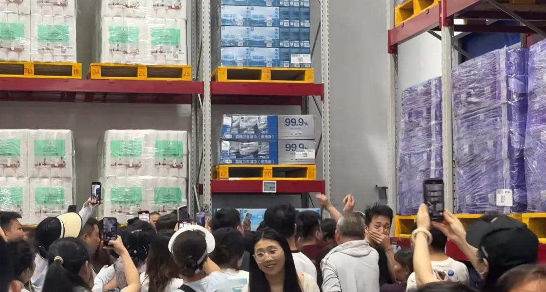 山姆，退卡！武汉山姆会员店开业当天，榴莲促销活动以99元/个的低价吸引了