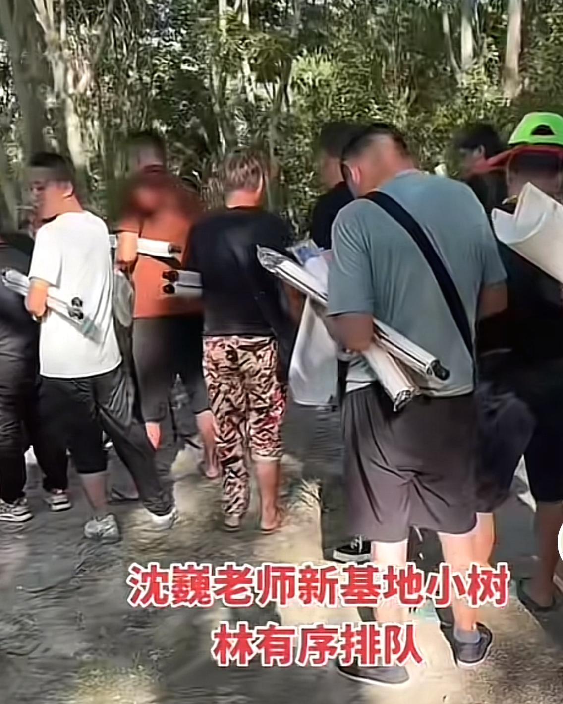 沈巍大师写字画迭出新招，别看每次求字画的人山人海，据说其实都是他粉丝群里面的铁粉