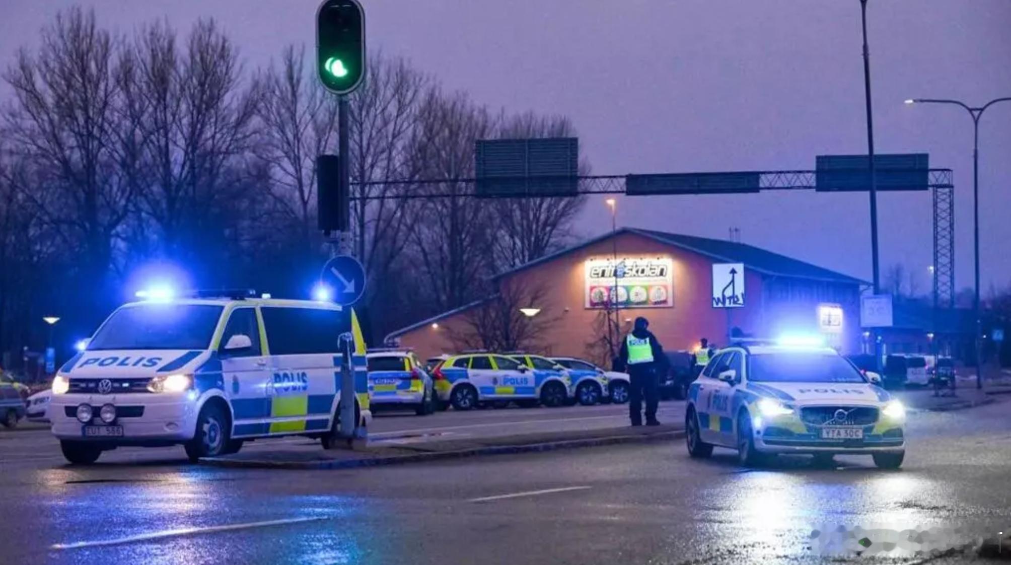 【瑞典斯德哥尔摩公交车撞行人致多人死伤警方称至少三人遇难】瑞典警方通报，周五