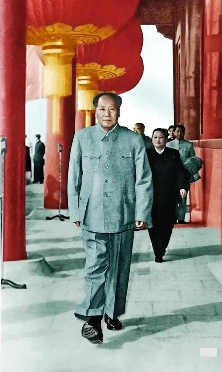 1935年9月，部队走出了腊子口，将进入回族地区了。毛主席把几个警卫员召集在一