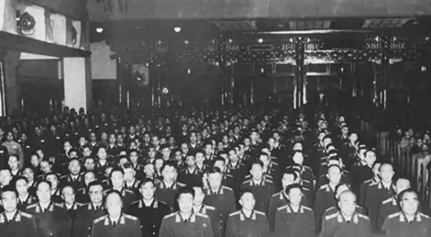 1955年授衔典礼时他才38岁，朱德笑称“小鬼”，祝贺他也荣获了中将军衔，这一刻