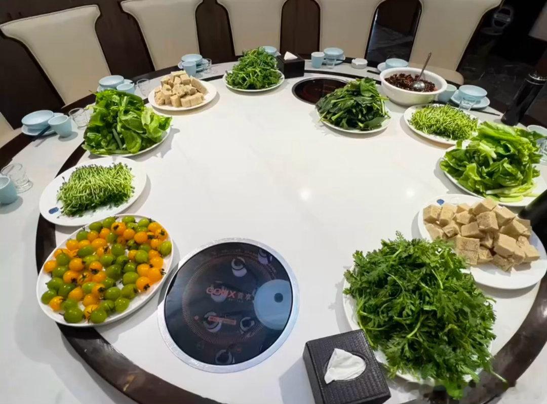 当减肥中的朋友请吃火锅一桌子的人就这样哞的一声开吃了校园v计划日常交换城市春光