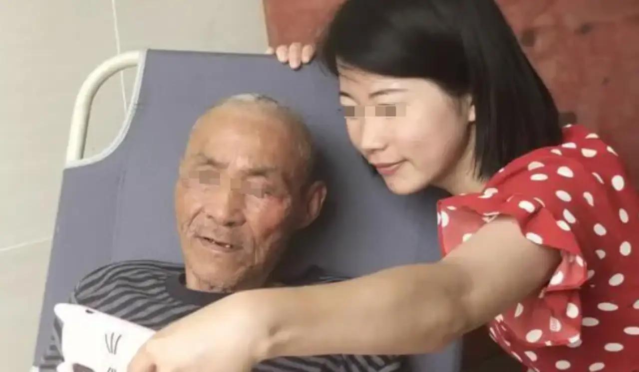 “晚节不保！”上海icon，一70多岁大爷，认识32岁的打工妹，两人谈起恋爱，1