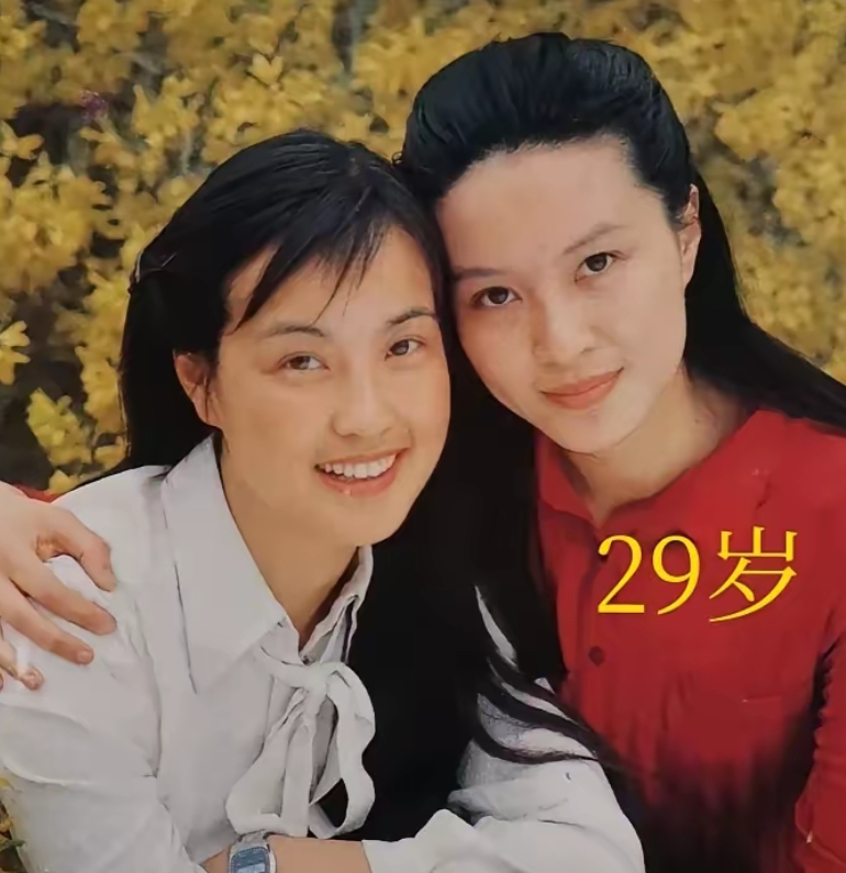 方舒和刘晓庆都是八十年代的当红影星，而且都是主持过春晚的电影明星，刘晓庆主持过8