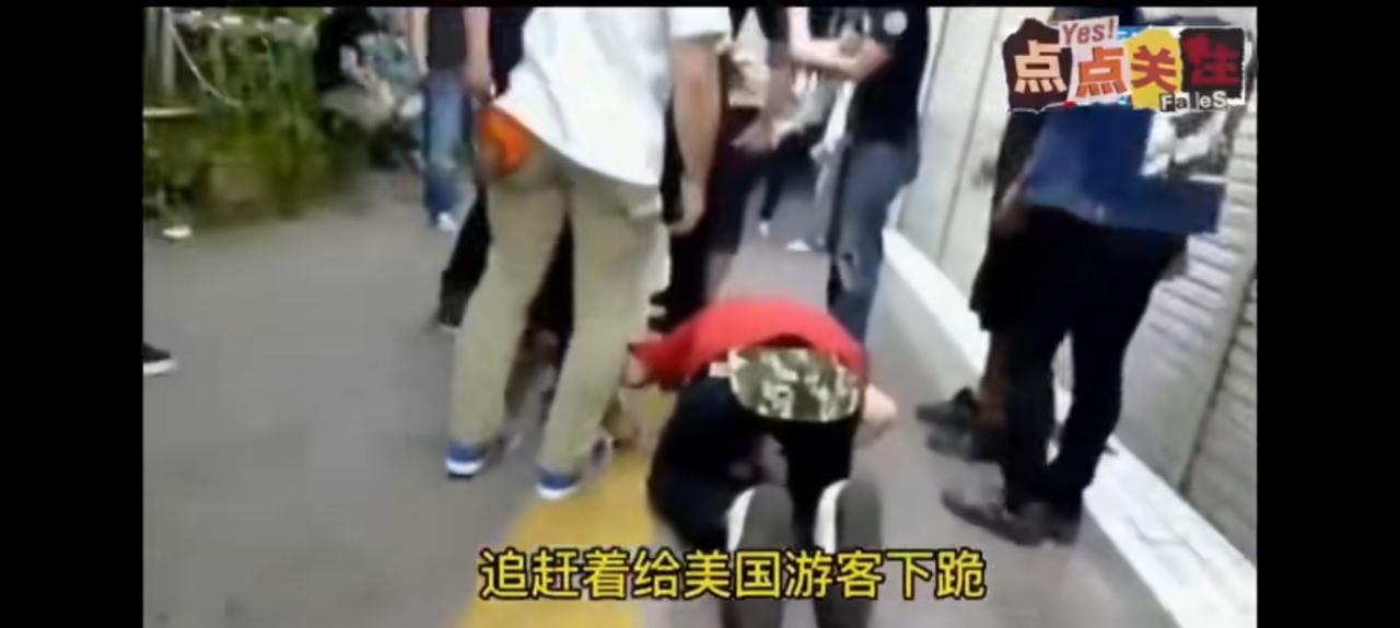 日本厨师下跪都不行，美国黑人游客怒气难消。原因是他的饭菜里出现了一根毛毛，这对