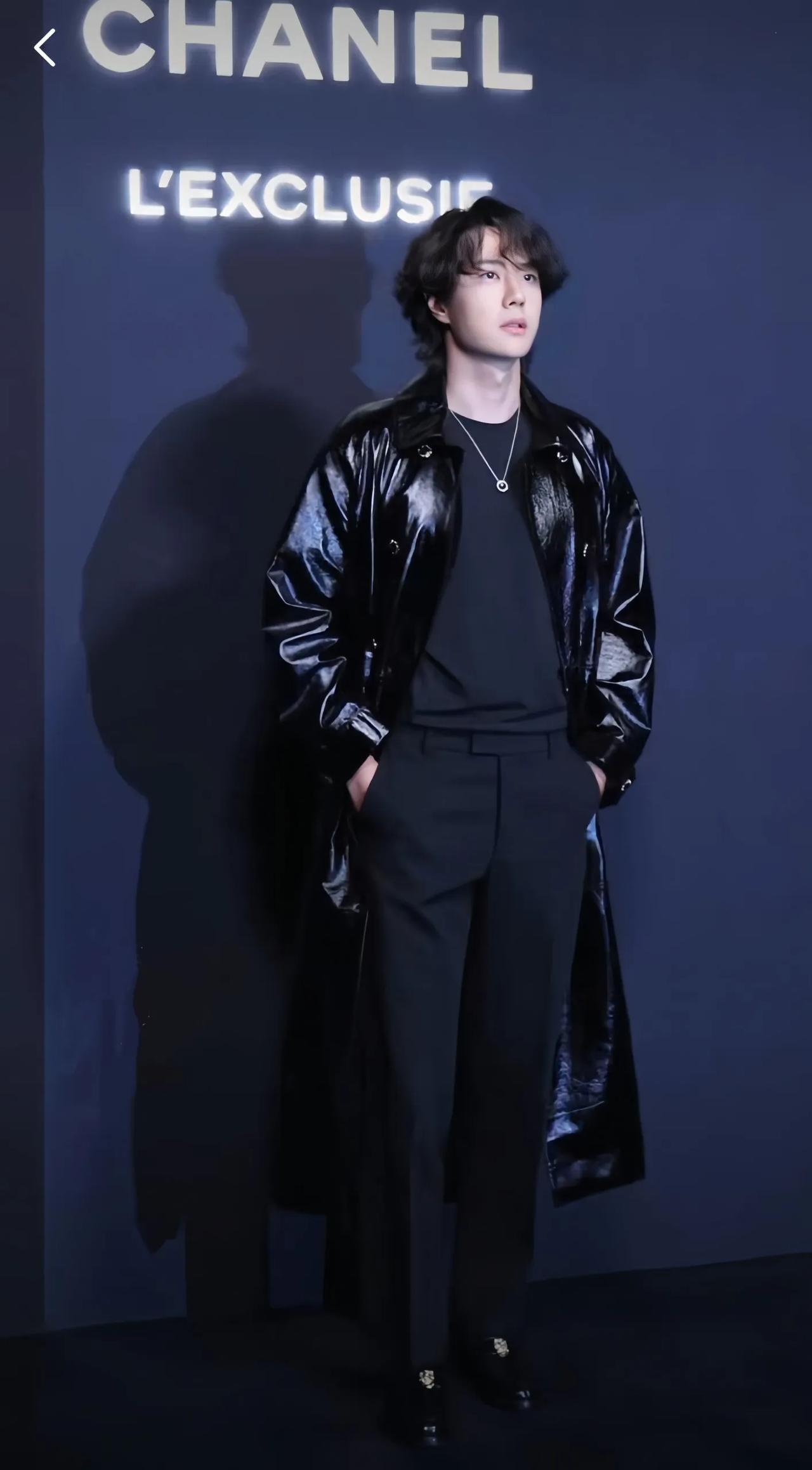王一博压轴亮相香奈儿蔚蓝之夜“蓝毯”，卷发配亮面皮风衣，松弛感满满又气场强大，时