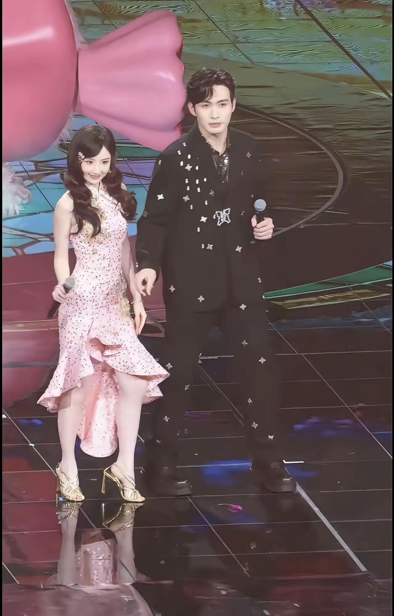 38岁的毛晓彤，应该很难结婚了。​不是没有人爱，不是没有人追，是她自己很难进