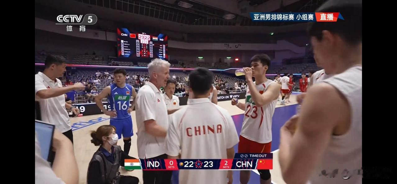 3-0中国男排取得了今年的国际赛场第二场胜利，虽然比赛取胜了但是主教练海宁却在场