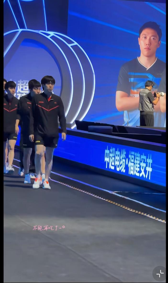 小王同学带队的气势够了但是路又又又走错了[滑稽笑]走得雄赳赳气昂昂结果水灵灵