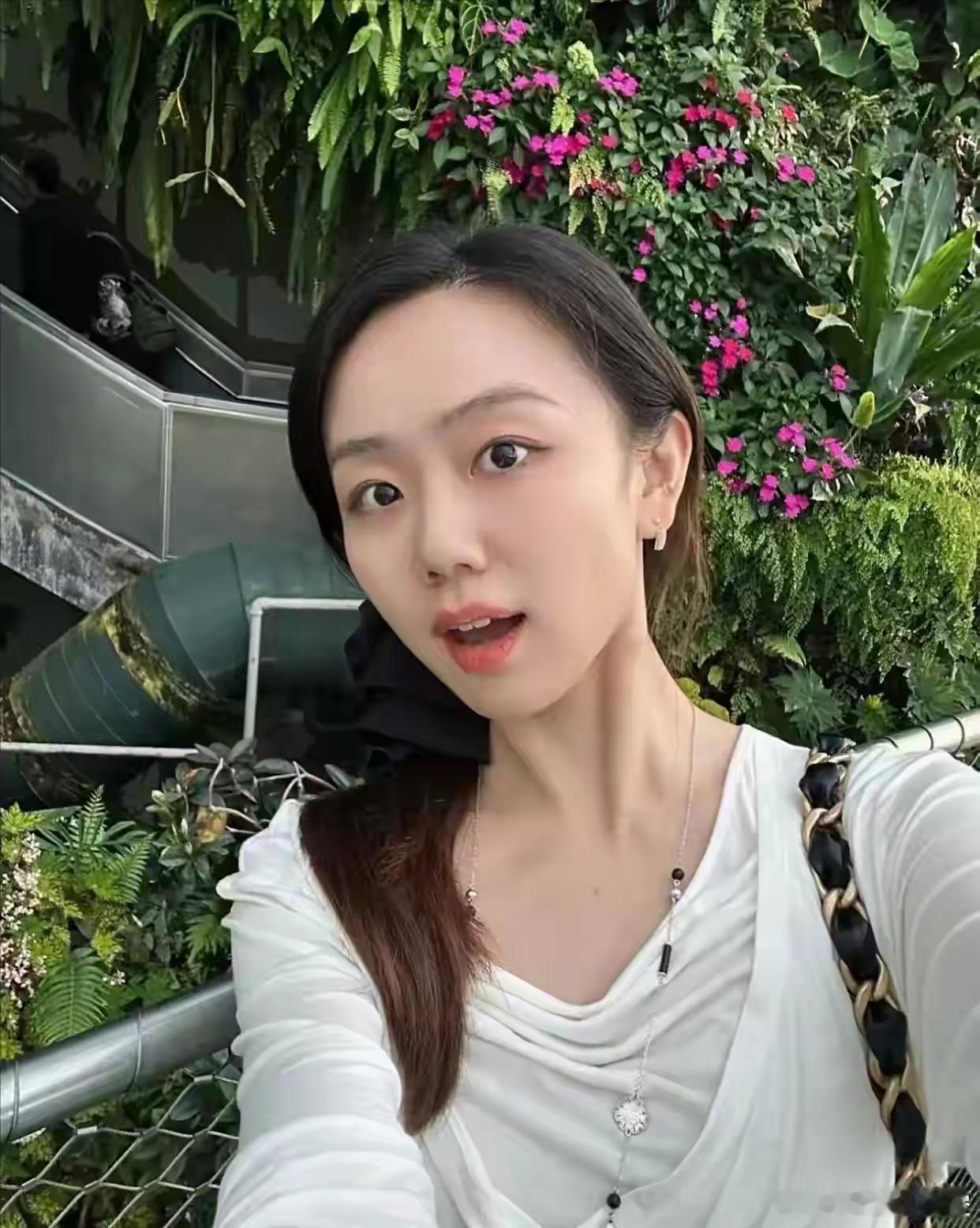 许嵩的小娇妻原来这么厉害！她可不是什么单纯的“恋爱脑。”冯禧26岁，土生土长的重