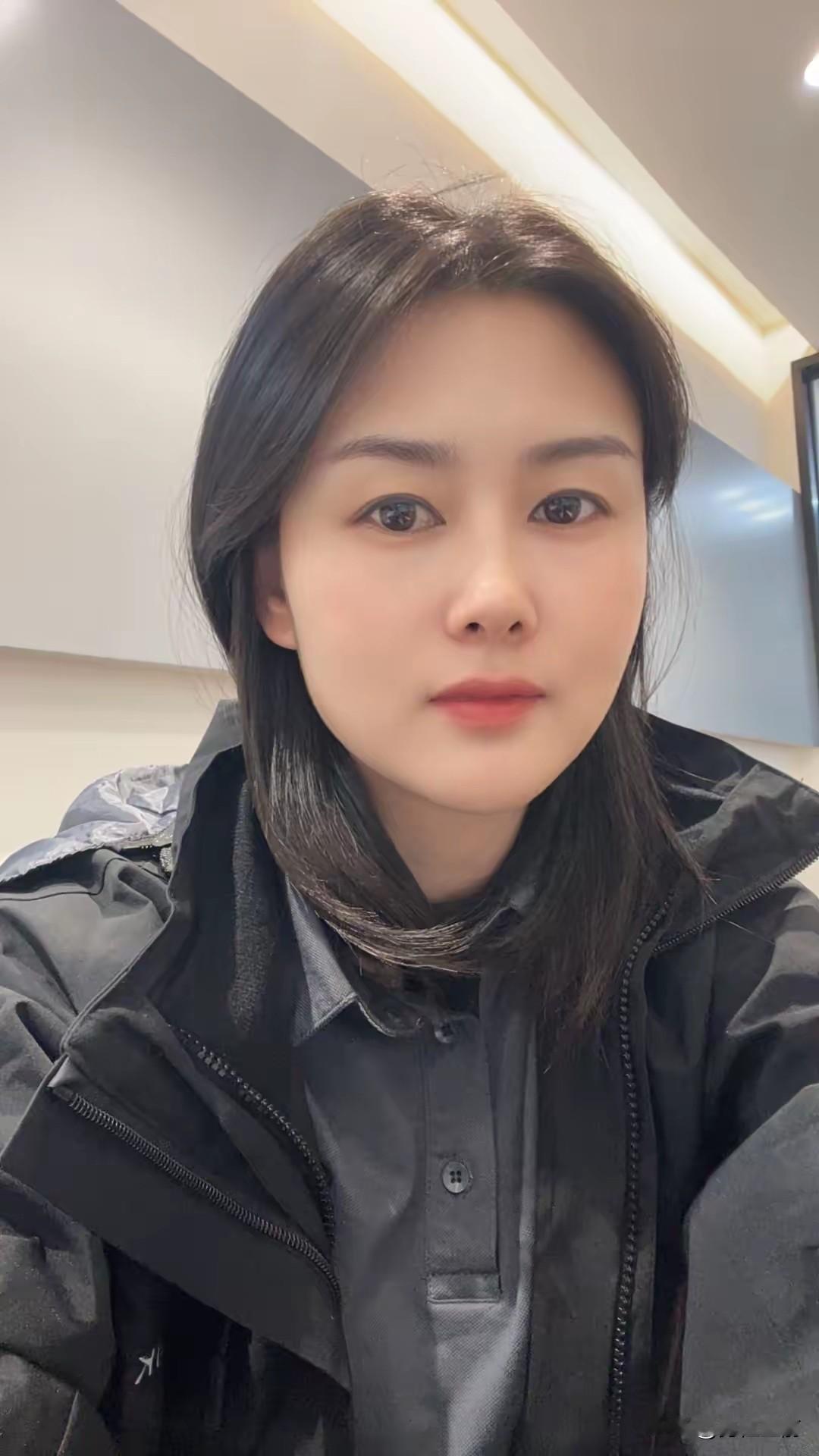 保暖又时尚的黑色外套,搭配简约衬衫,简约而不失时尚感!