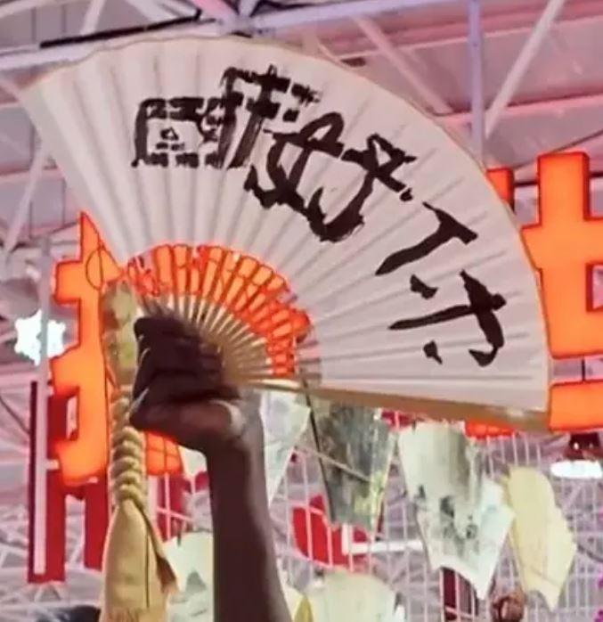 2025年9月9日，网红无语哥到达北京，无语哥的粉丝2.6亿人，无语哥一个月收入