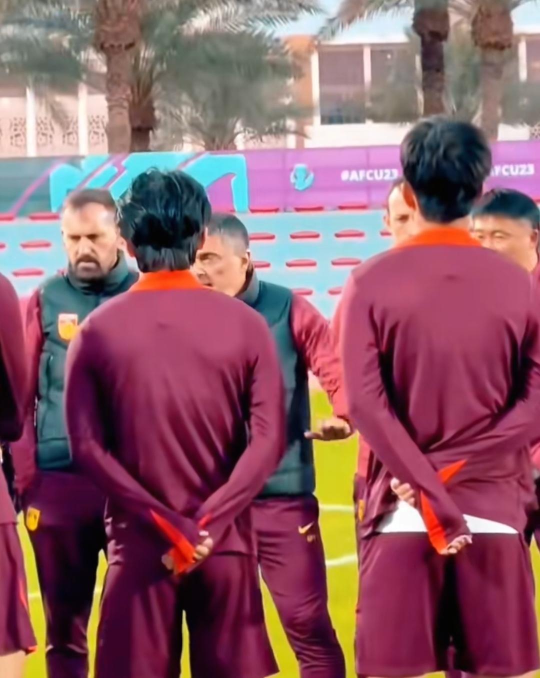 王钰栋射失点球，安东尼奥在利雅得带中国U23分组比赛后，又安排了8人分组对抗赛，