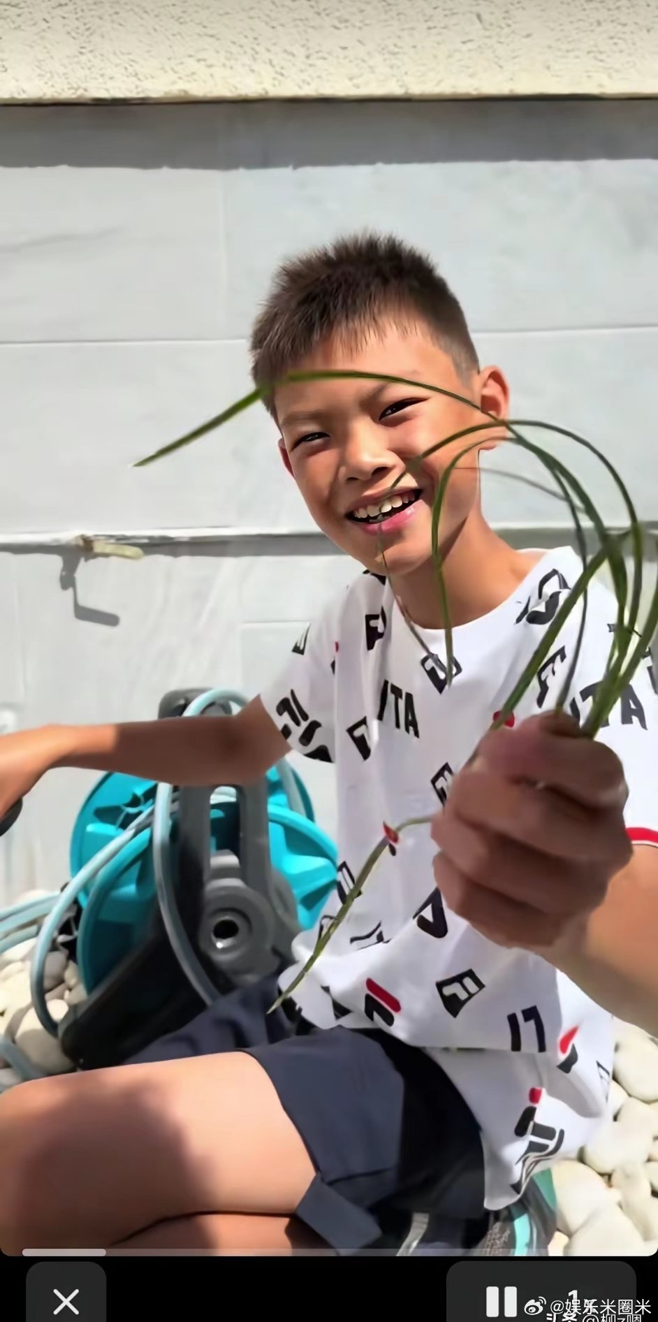谢杏芳现在带着儿子在西班牙陪读，小朋友看起来有礼貌又健康，评论区很多人都说这么好