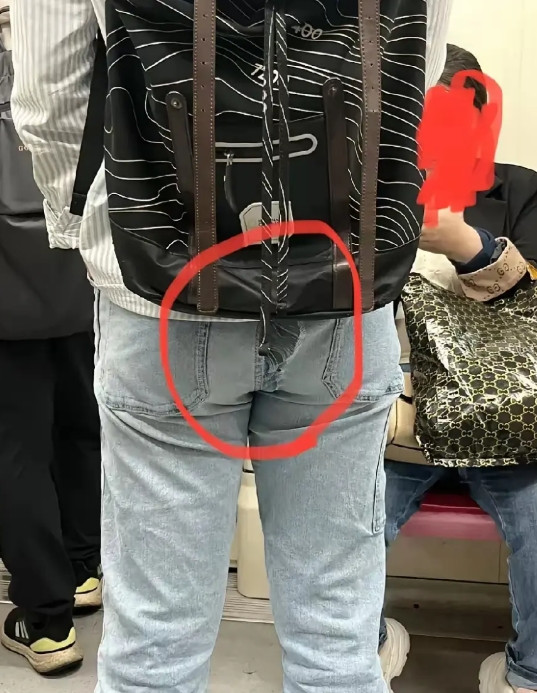 坐地铁看到的，要不要告诉他