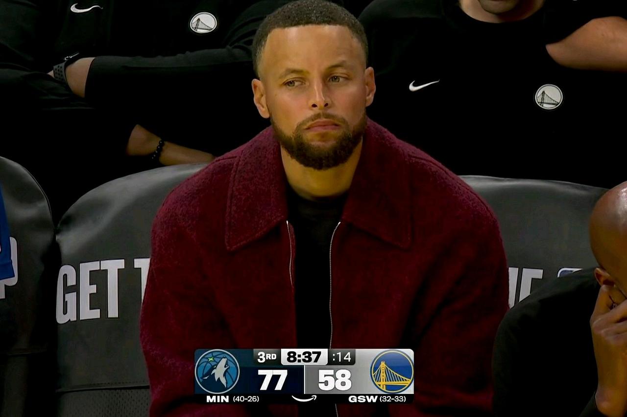 我强烈建议库里放弃本赛季！在勇士主场大比分落后森林狼的比赛中发生无奈一幕：坐在替