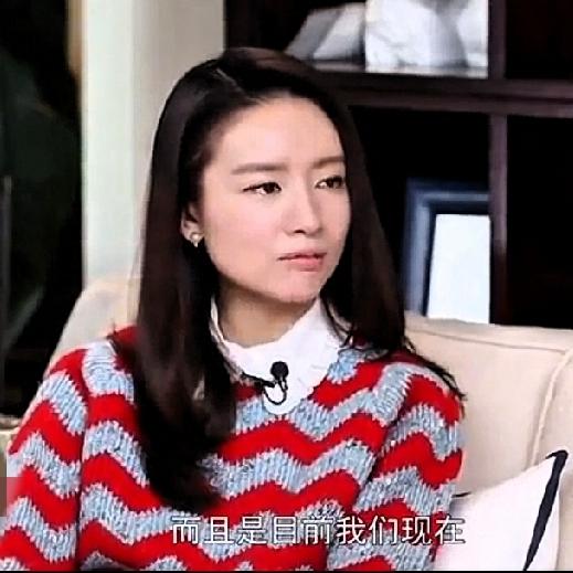 当主持人问董洁，你会在意孩子和他爸爸的交往吗？董洁说:“完全不会在意，我在这方面