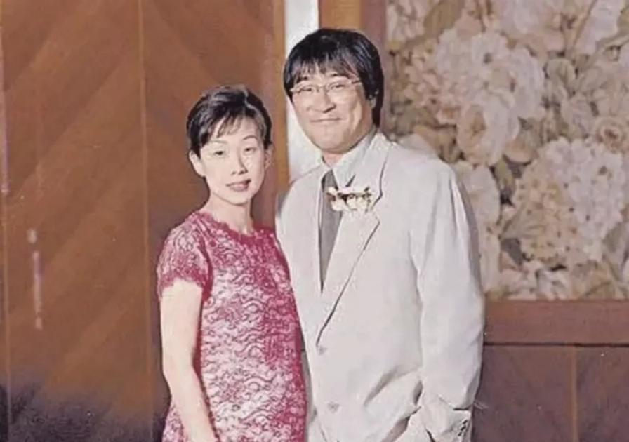 1994年，36岁的李宗盛婚内出轨28岁的林忆莲，回到家后，他看着吸溜面条的妻子