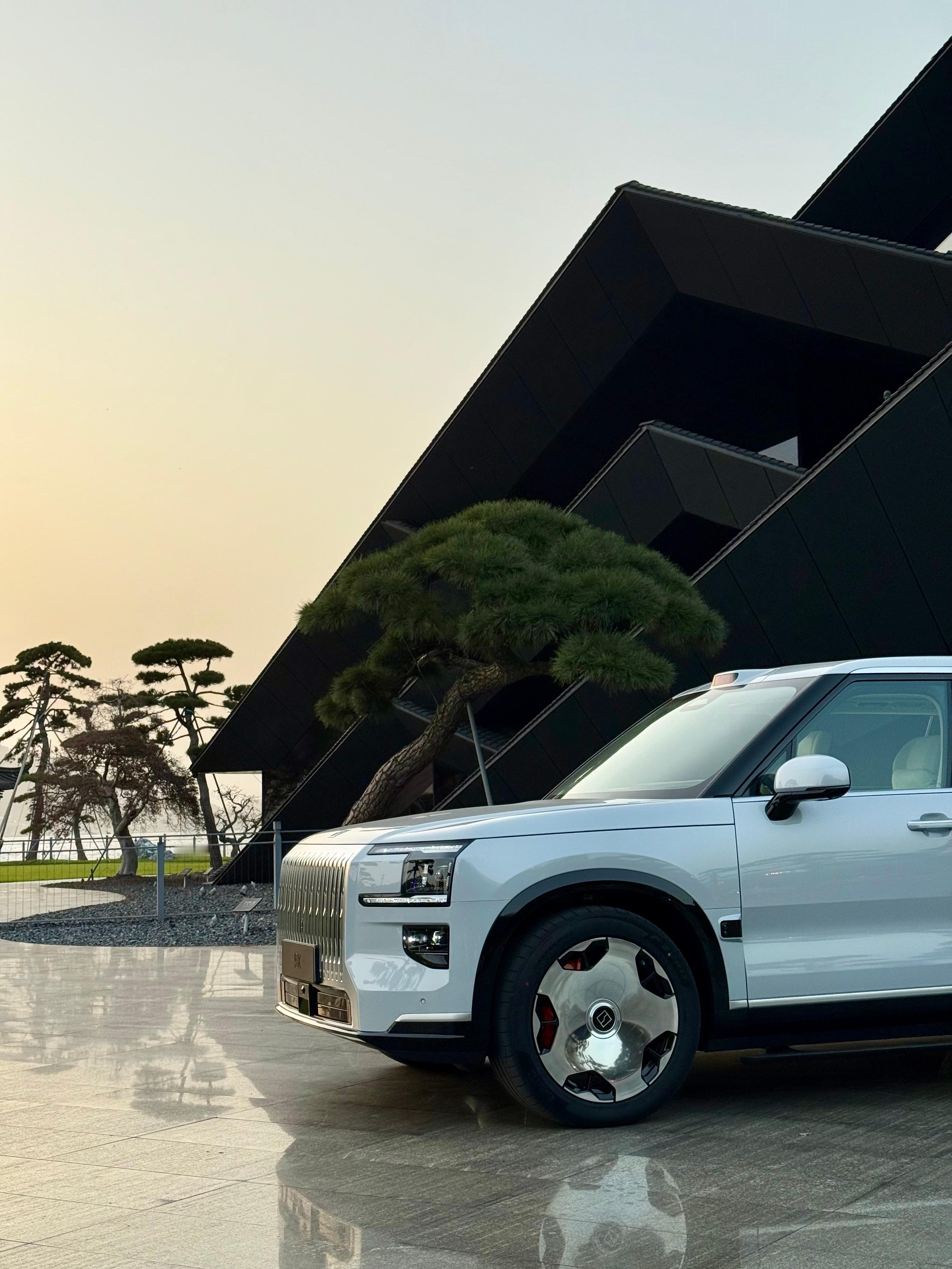 极氪9X拿下50万以上大型SUV销量第一，它凭什么这么火？上个月它卖了8121台