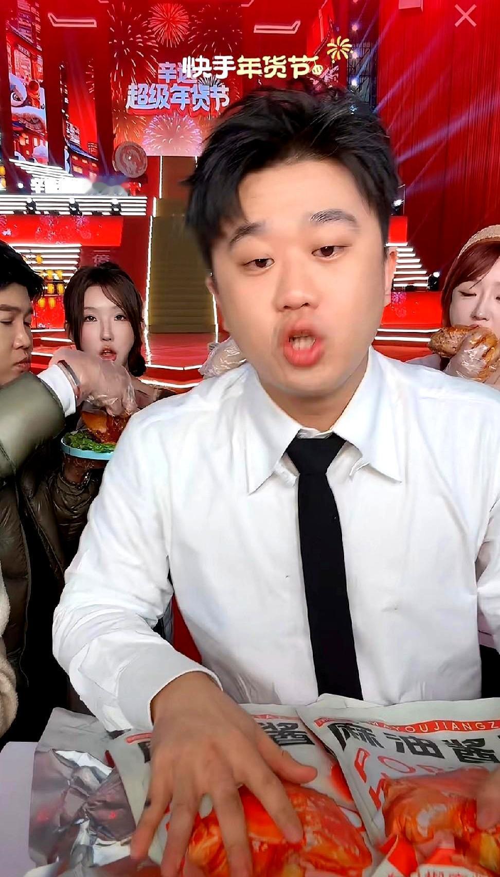 最不被看好的“阿斗”，竟悄悄熬走了师傅的“亲闺女”。人人都笑他睡不醒，结果