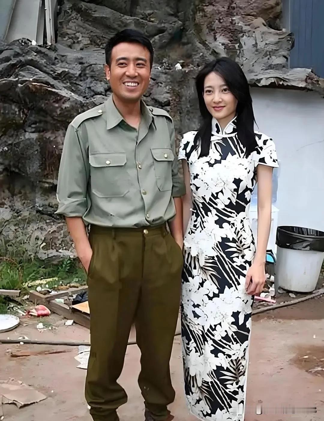 不愧是女神级别的，于和伟跟她合影都笑开了花，没有美颜和滤镜，这张于和伟与王丽坤的